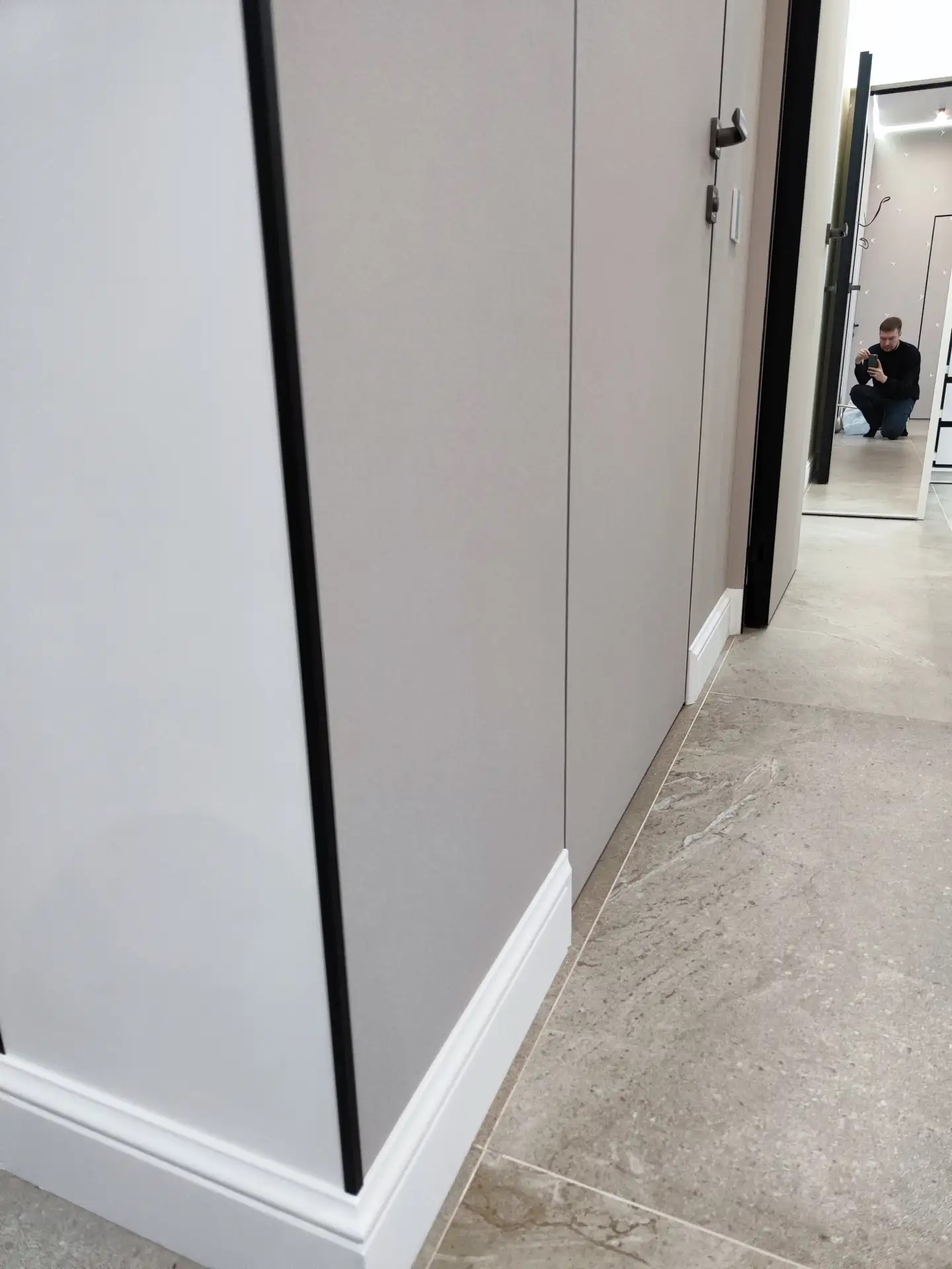 Коридор со скрытыми дверями в доме